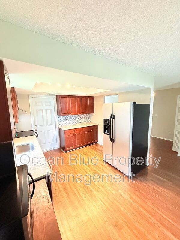Building Photo - 329 Royal Palm Dr