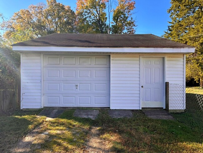 Building Photo - Cape Cod with Garage