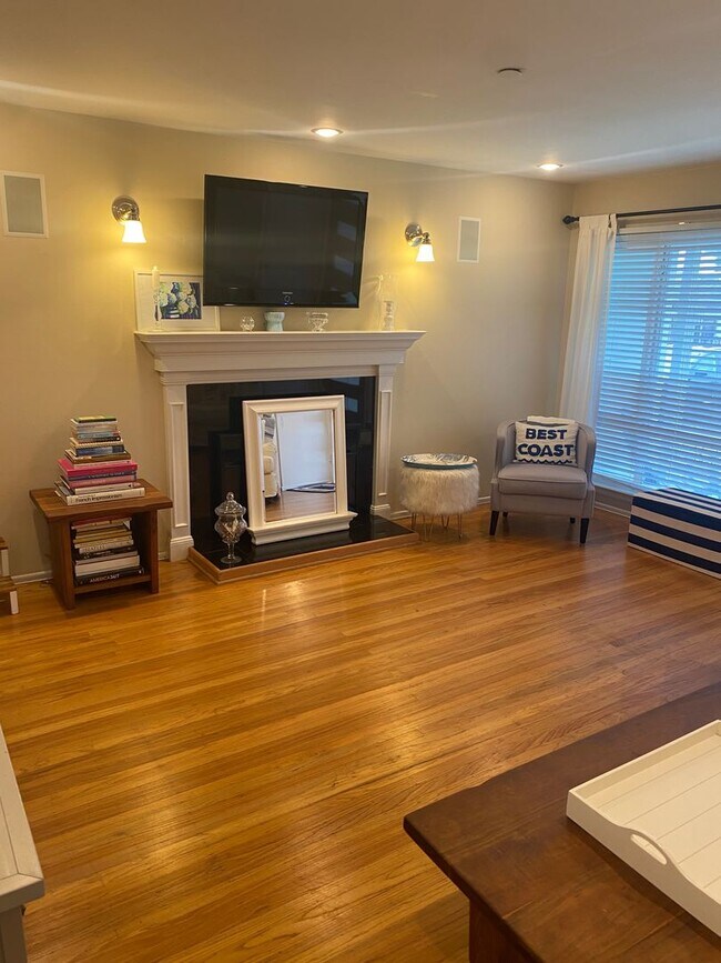 Foto del edificio - Fully Furnished House in South San Francisco - 2 Bedroom, 2 Bathroom