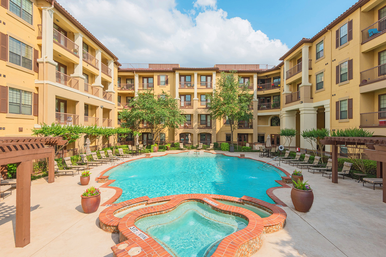 Resort-style pool - Monterra Las Colinas Apartments