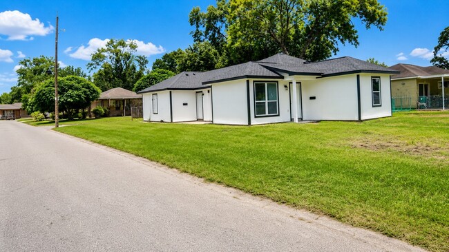 Foto del edificio - 1206 Pinewood Ln