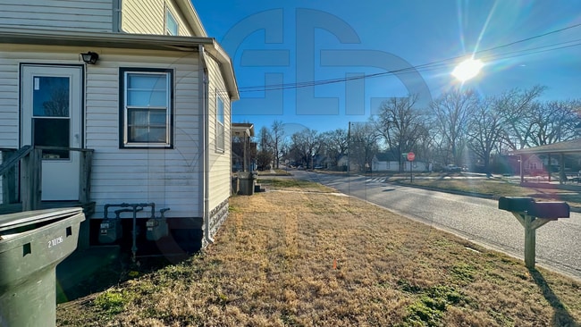 Building Photo - 130 W 10th St