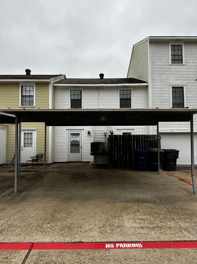 Building Photo - Recently Updated 2 Bedroom 1.5 Bathrooms i...