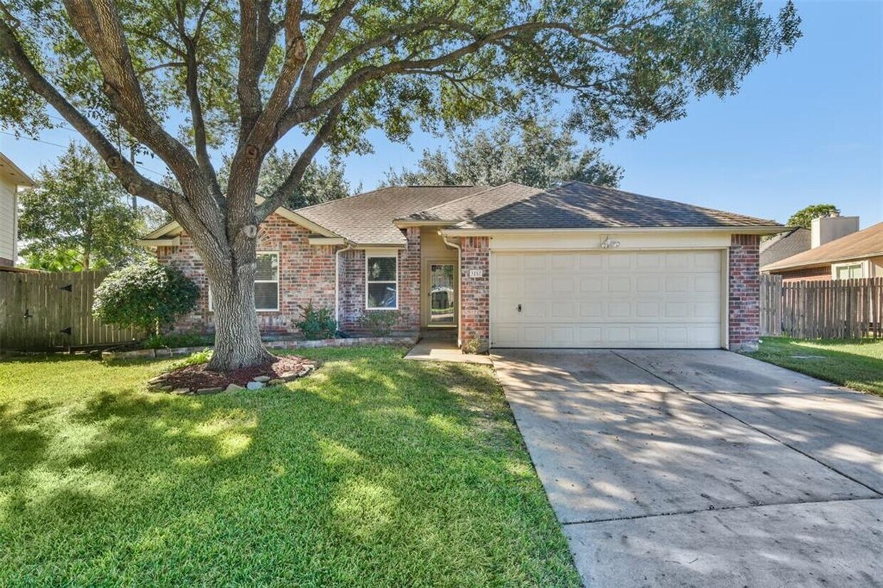 Primary Photo - Wonderful 3 bedroom, 2 bath home located o...