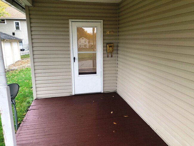 Building Photo - 2 BR Barberton Home
