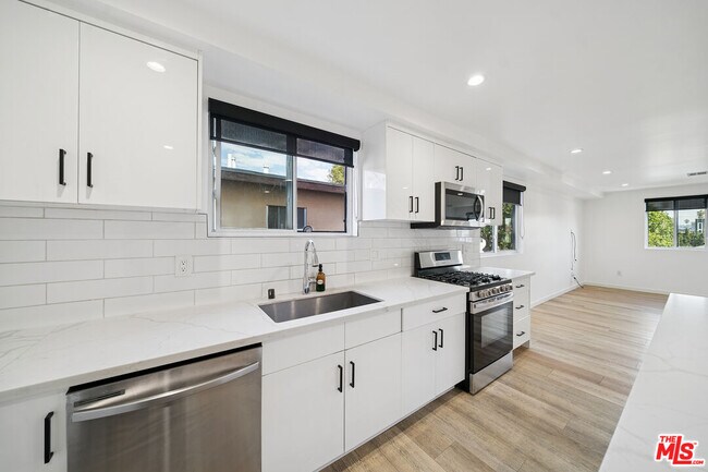 Foto del edificio - 837 N Harvard Blvd