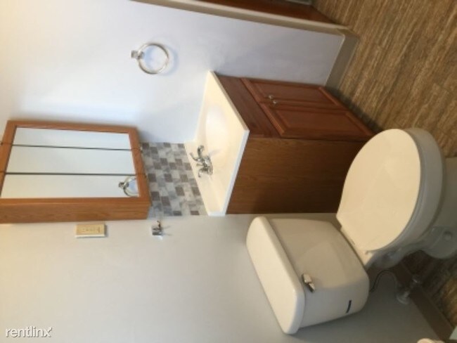 Building Photo - 3 br, 1 bath Apartment - 3202 Yale Ave
