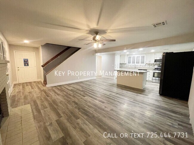Building Photo - 3 bedroom, 2.5 bathroom home with pool, la...