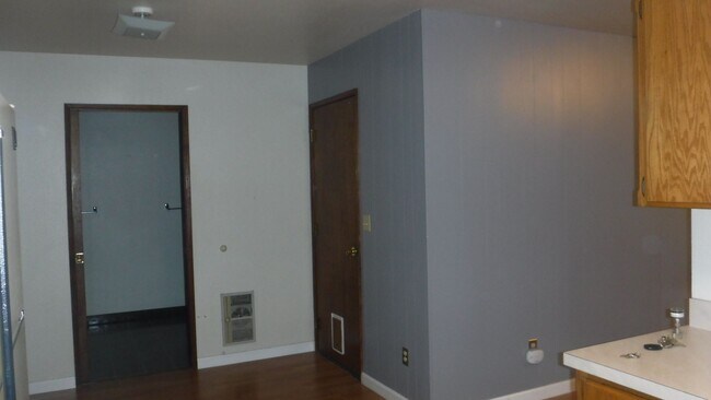 Building Photo - 224 Cedar St