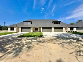 Building Photo - 2404 Henshaw Crk Dr