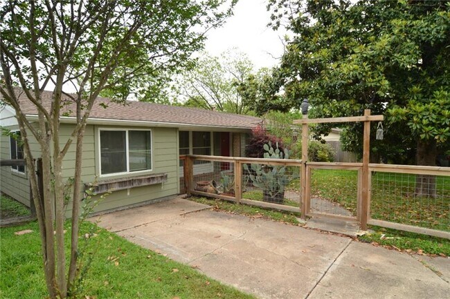 Building Photo - 1502 Ridgehaven Dr