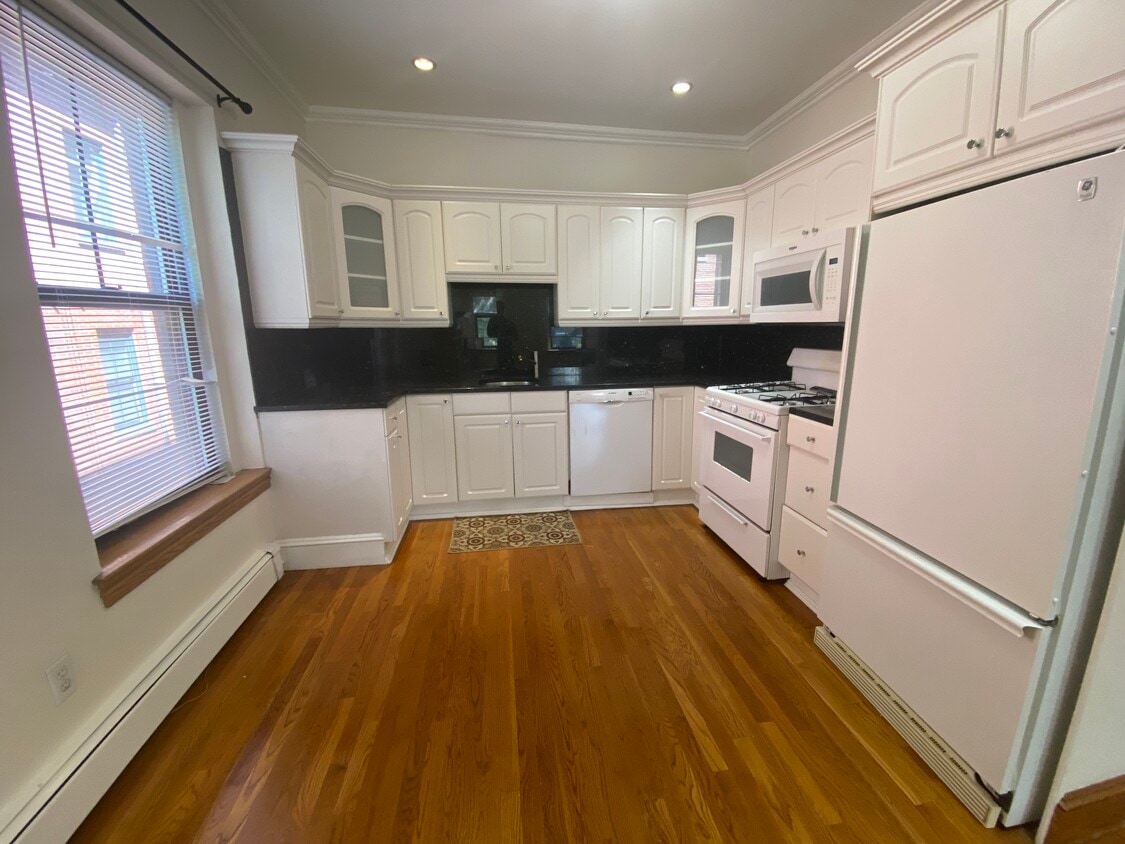 Primary Photo - 13 Worcester St