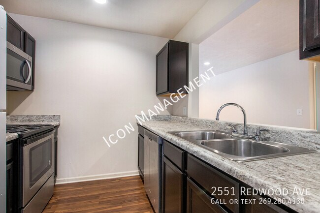 Foto del edificio - 2551 Redwood Ave