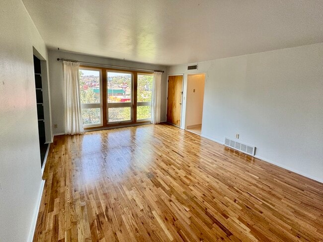 Building Photo - 728 Saint Charles St