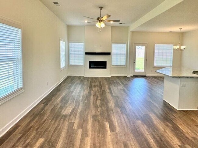Building Photo - Move In Special! Half off August Rent. Con...