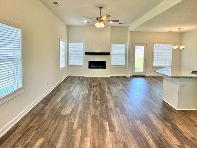 Foto del edificio - Move In Special! Half off August Rent. Con...