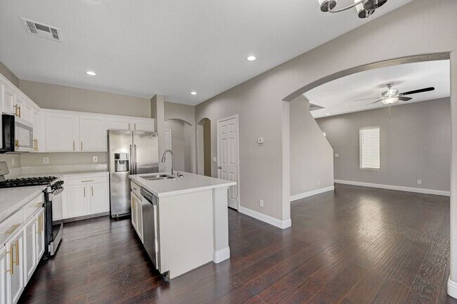 Building Photo - Amazing Single Family Home for Rent in Las...