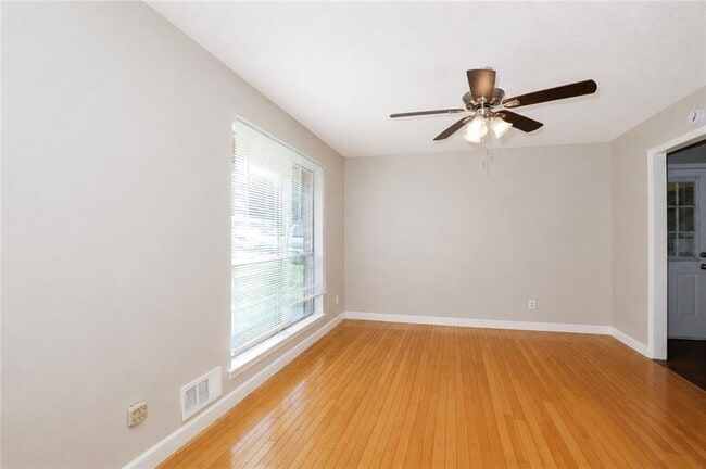 Building Photo - 6067 Ledgewood Dr