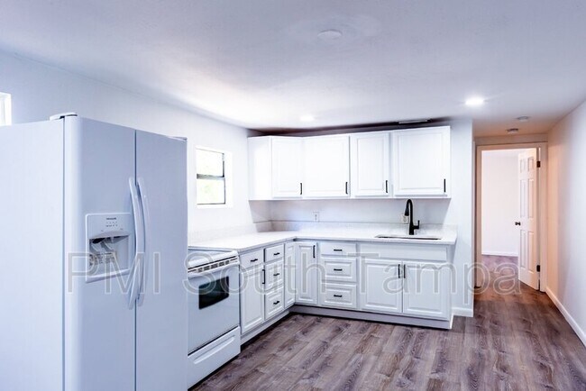Building Photo - 3402 W Van Buren Dr