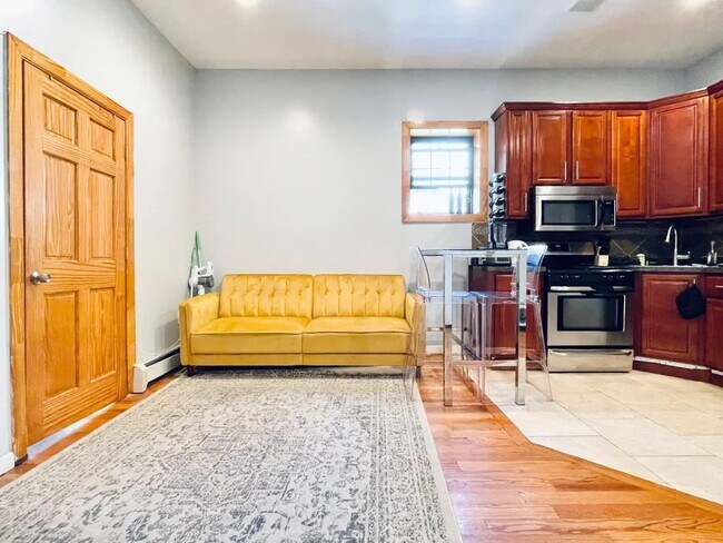 Foto del edificio - Furnished room/NOT APARTMENT