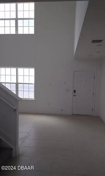 Building Photo - 3215 Queen Palm Dr