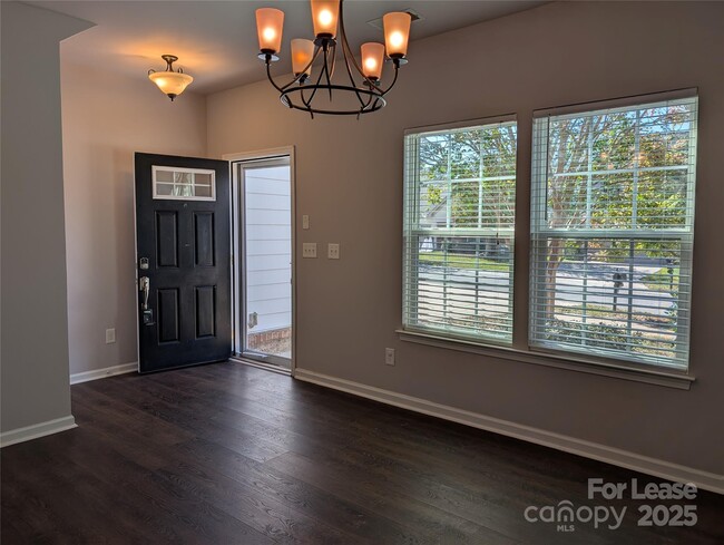 Foto del edificio - 4432 Roundwood Ct