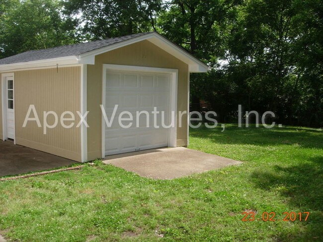 Building Photo - 3715 Plantation Dr
