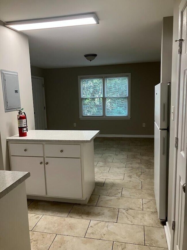 Foto del edificio - 241 Riley Ave