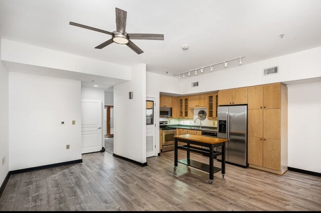 Building Photo - Midtown condo!!