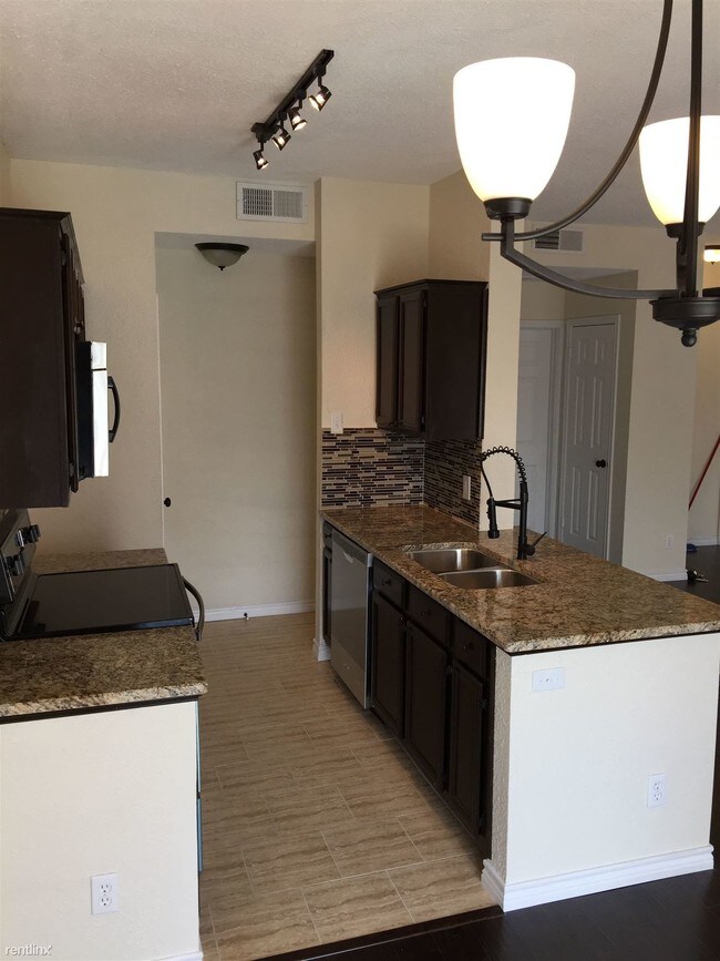 Foto del edificio - 1 br, 1 bath Condo - 7025 Hemlock Ave Apt 208