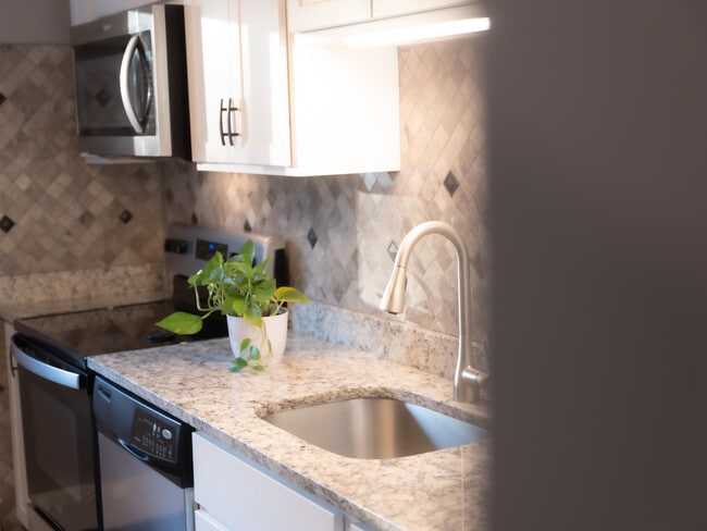 Building Photo - 10 Woodcrest Ct