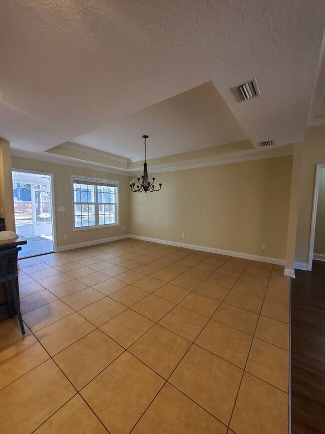 Building Photo - Modern Luxury Living: Spacious 4BD/2BA Hom...