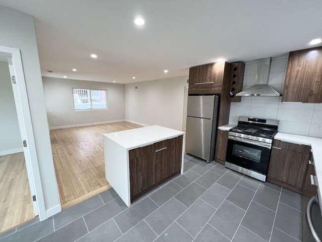Building Photo - Modern Pet-Friendly Hawthorne Home With Ga...