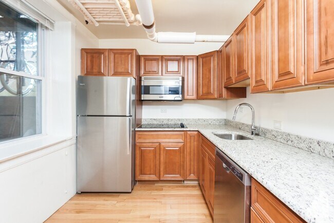 Building Photo - 3161 N Pine Grove Ave