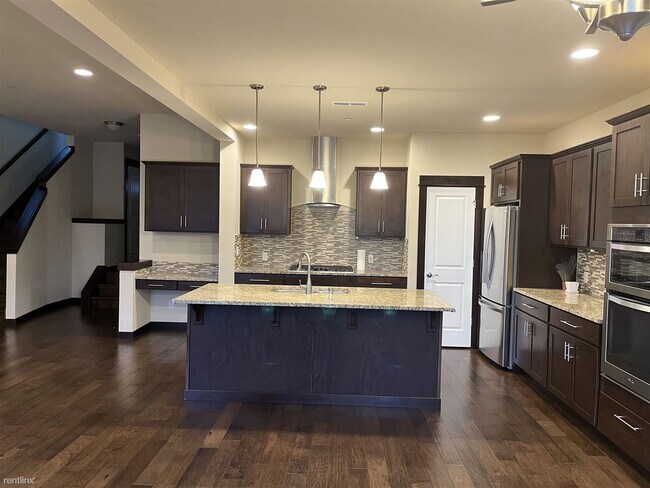 Building Photo - 4 br, 3.5 bath Townhome - 8465 169th Place...