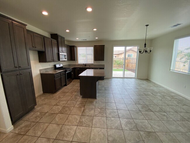 Building Photo - Solar equipped Tulare home Available Now
