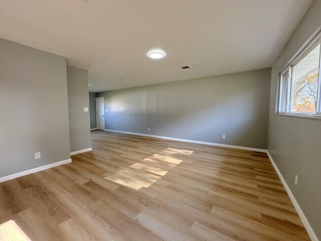 Foto del edificio - 5200 Mapleridge Dr