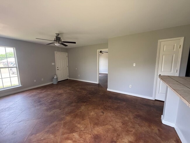 Building Photo - 113 Nikki Dr