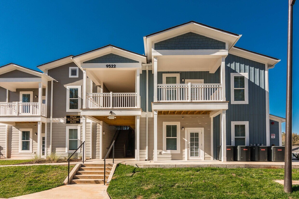 Foto principal - Village at Westland Cove Apartments
