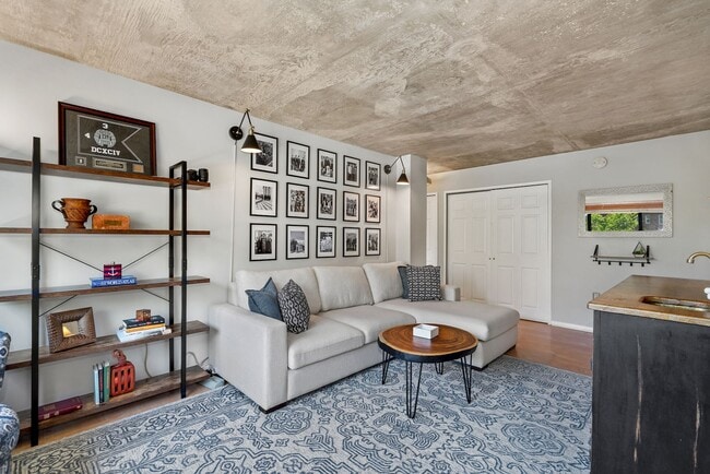Unique industrial and original ceiling - 1816 New Hampshire Ave NW