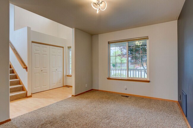 Foto del edificio - Stunning 4 Bedroom, 2.5 Bathroom Home With...