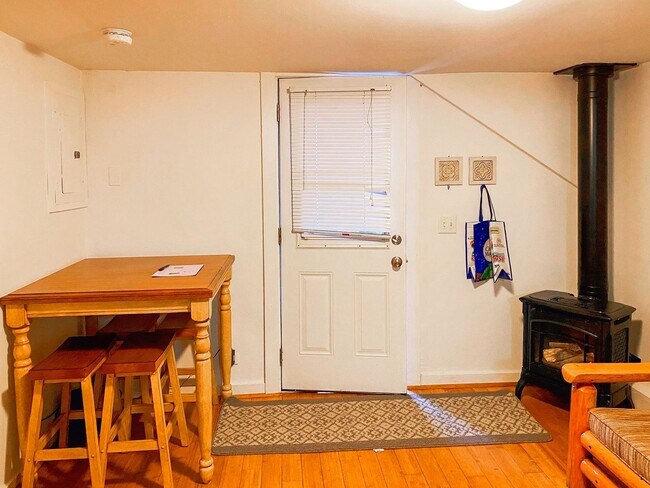 Building Photo - 122 Maple Street Unit 3