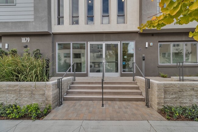 Building Photo - 1879 Union St