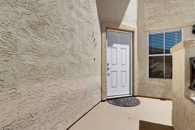 Building Photo - 2047 Lakeridge Cir