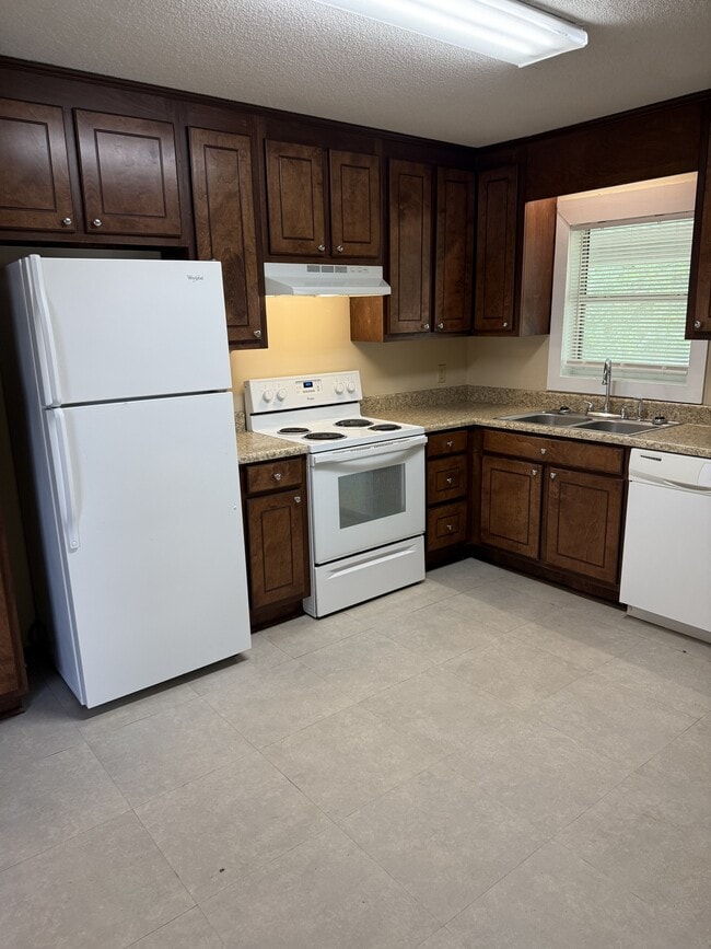Building Photo - 107b Crow Dr