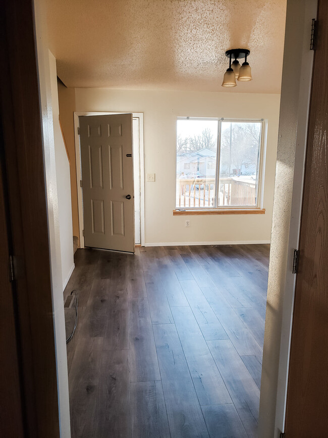 Living - 2912 Lakeview Dr