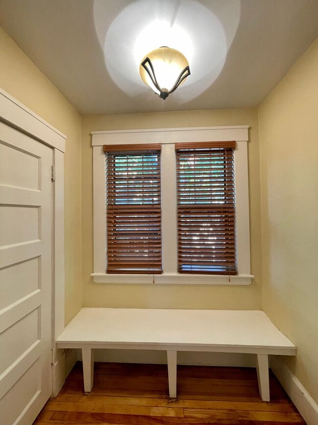 Building Photo - Elegant 4 Bedroom 2 Bathroom Home in South Minneapolis!