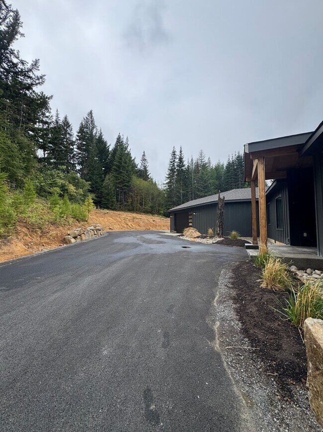 Building Photo - Luxury Rural Home Close to Town for Lease