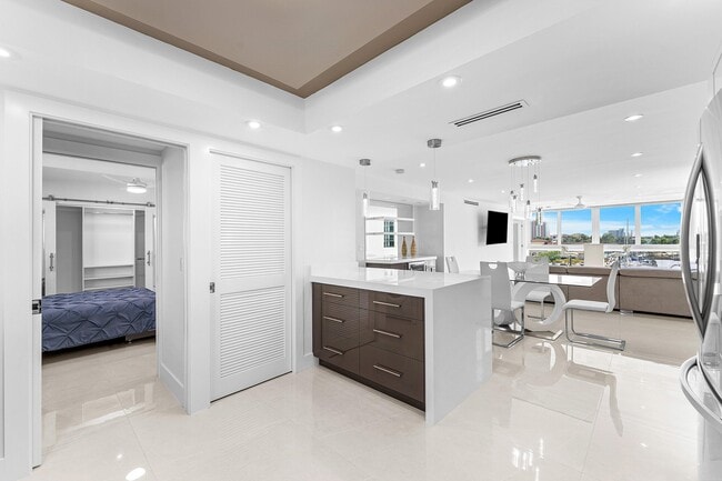 Building Photo - 301 Lake Shore Dr