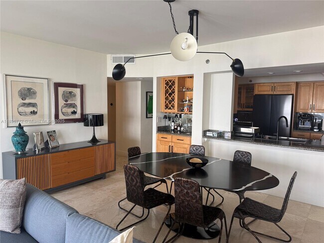 Building Photo - 520 Brickell Key Dr